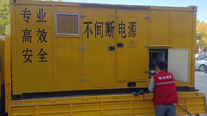 镇坪柴油发电机组和UPS电源配合使用时，如何避免切换过程中的电力中断？